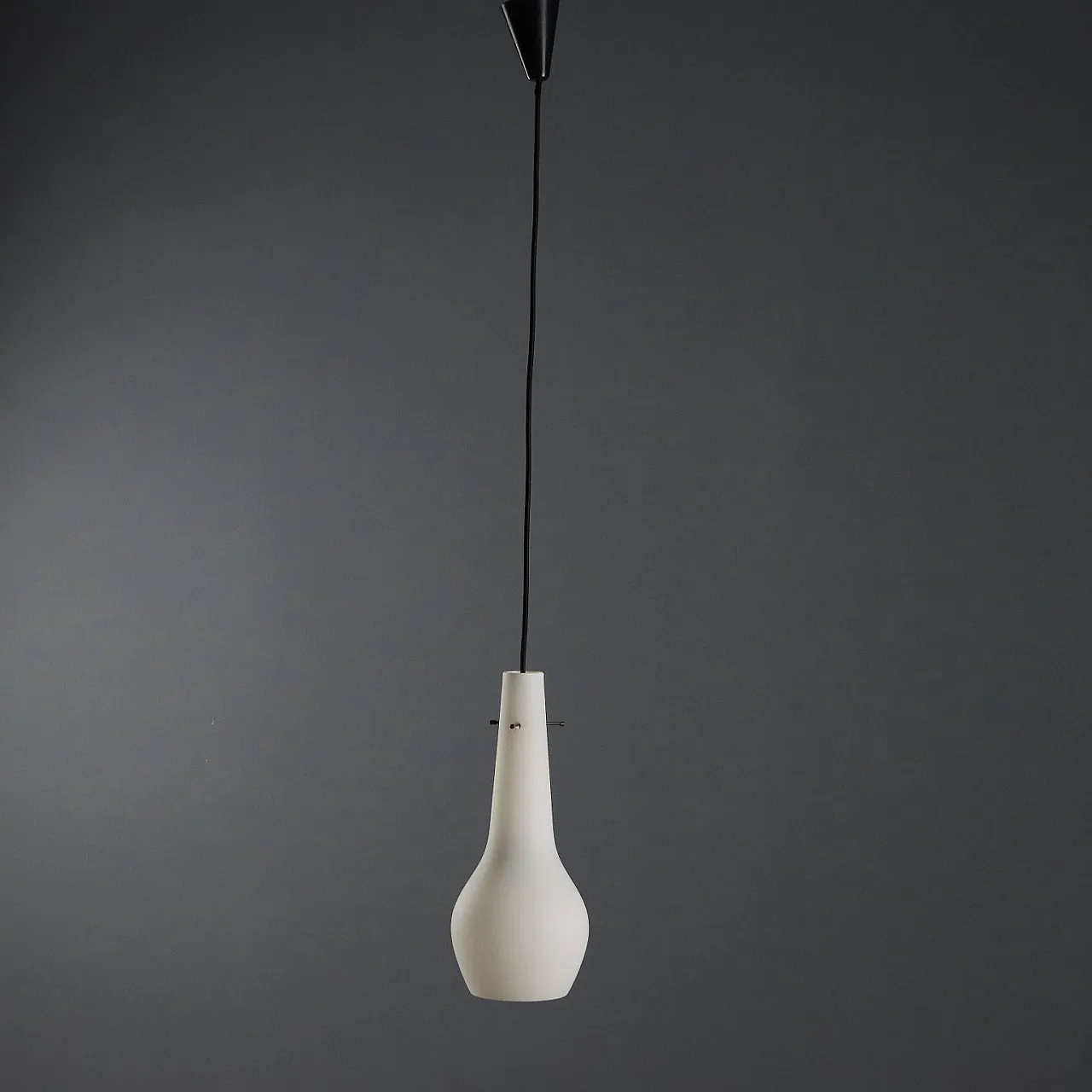 Coppia di lampade in vetro opalino, anni '60 5