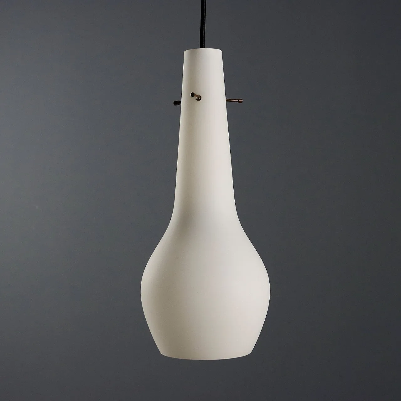 Coppia di lampade in vetro opalino, anni '60 6