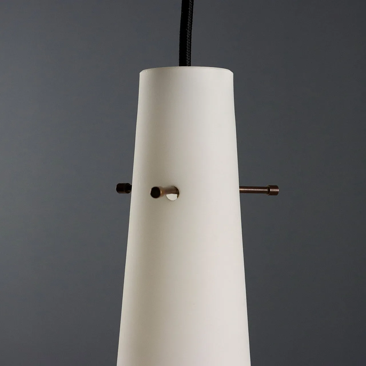 Coppia di lampade in vetro opalino, anni '60 7