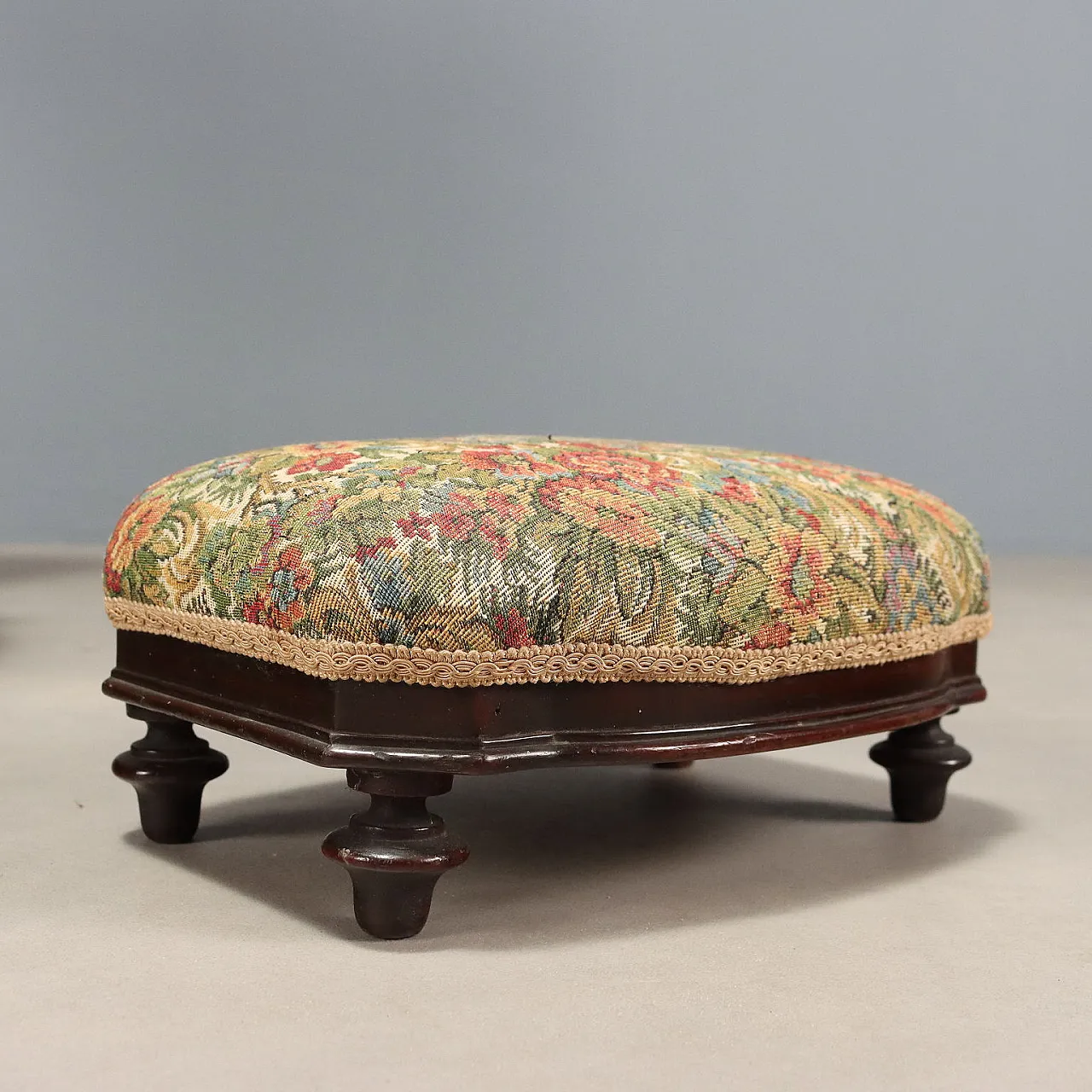 Poltrona con pouf, metà '800 8