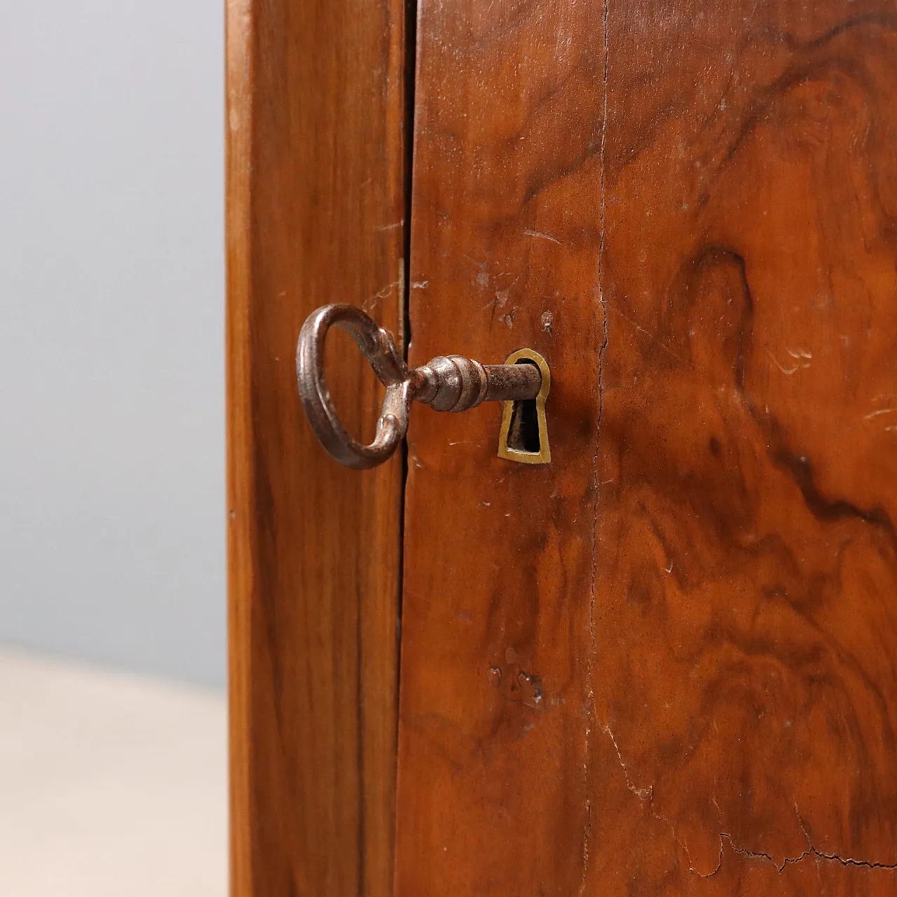 Cappuccino bedside table in walnut, 19th century 7