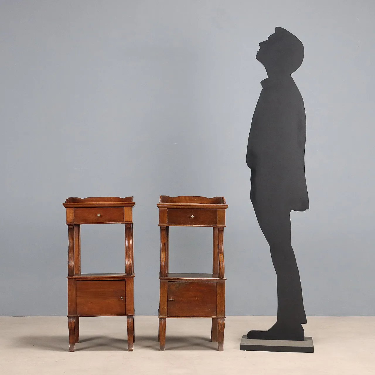 Pair of walnut bedside tables, mid-19th century 3