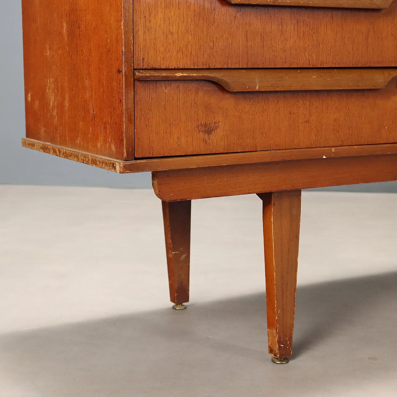 Credenza impiallacciata in teak con ante a ribalta e cassetti, '900 9