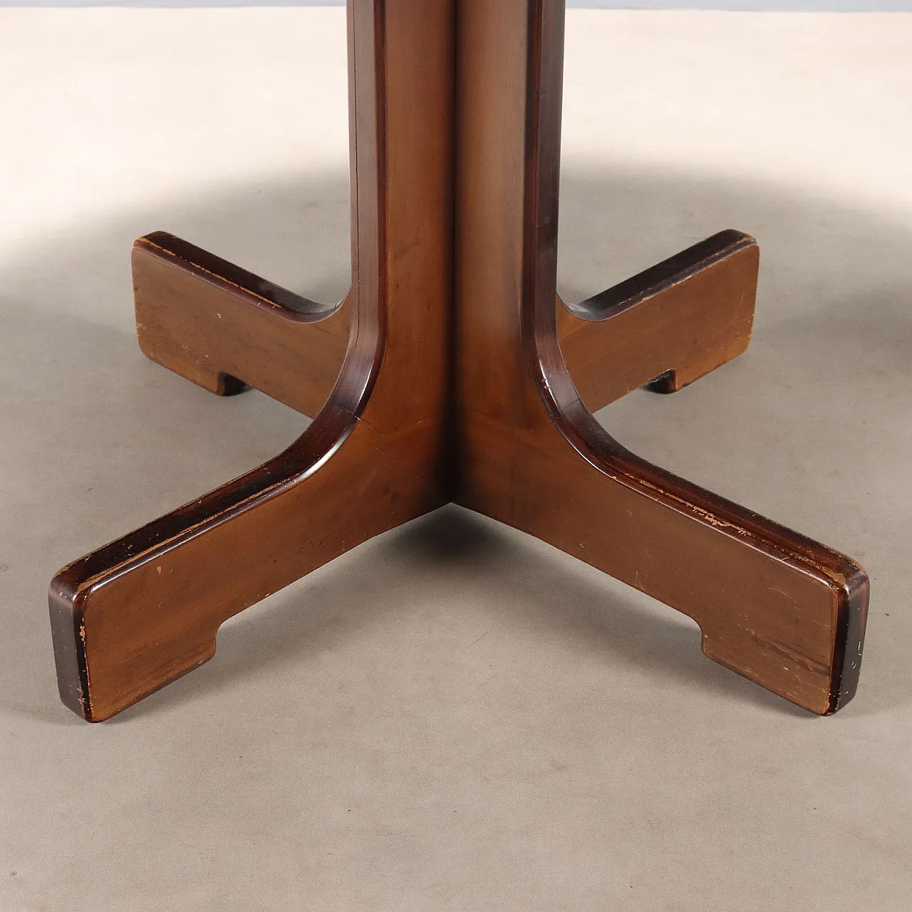 Tavolo tondo in legno, anni '60 7