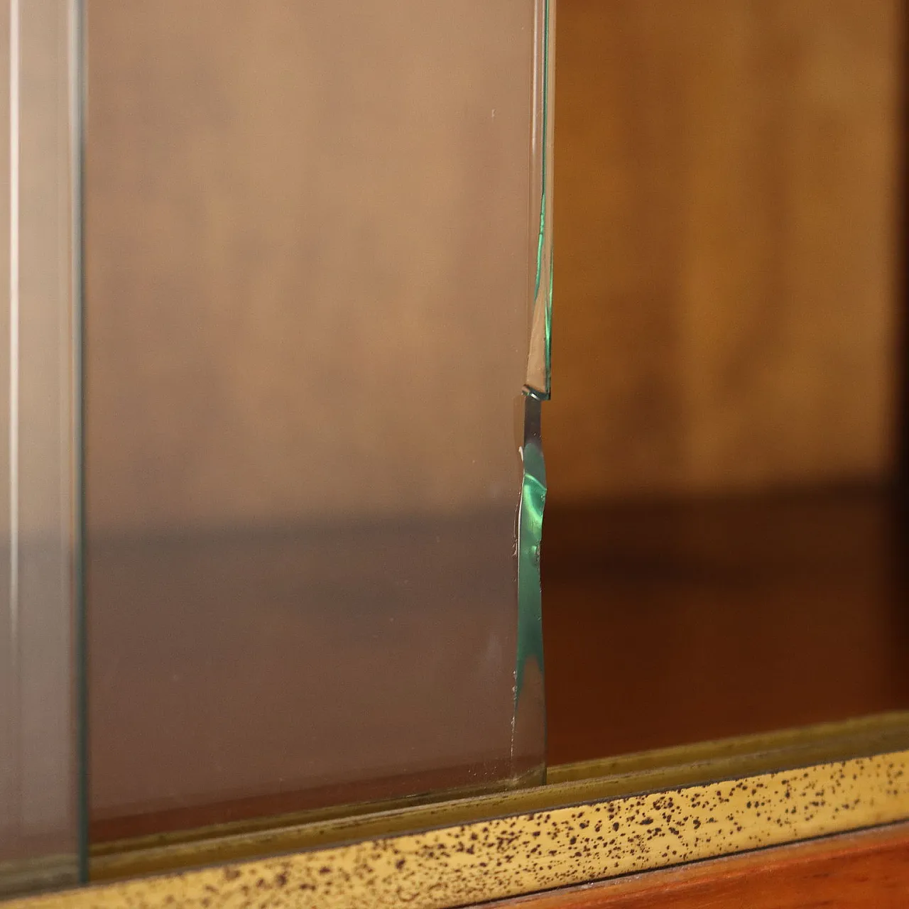 Mobile impiallacciato larice con particolari in ottone, '900 6