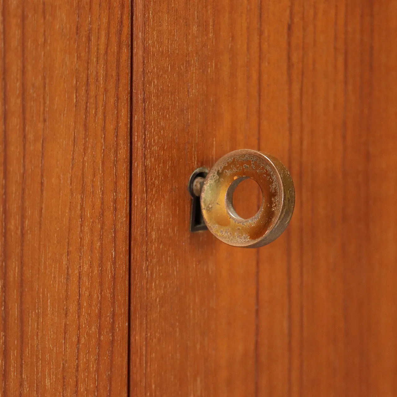 Vetrina impiallacciata in larice con particolari in ottone, '900 7