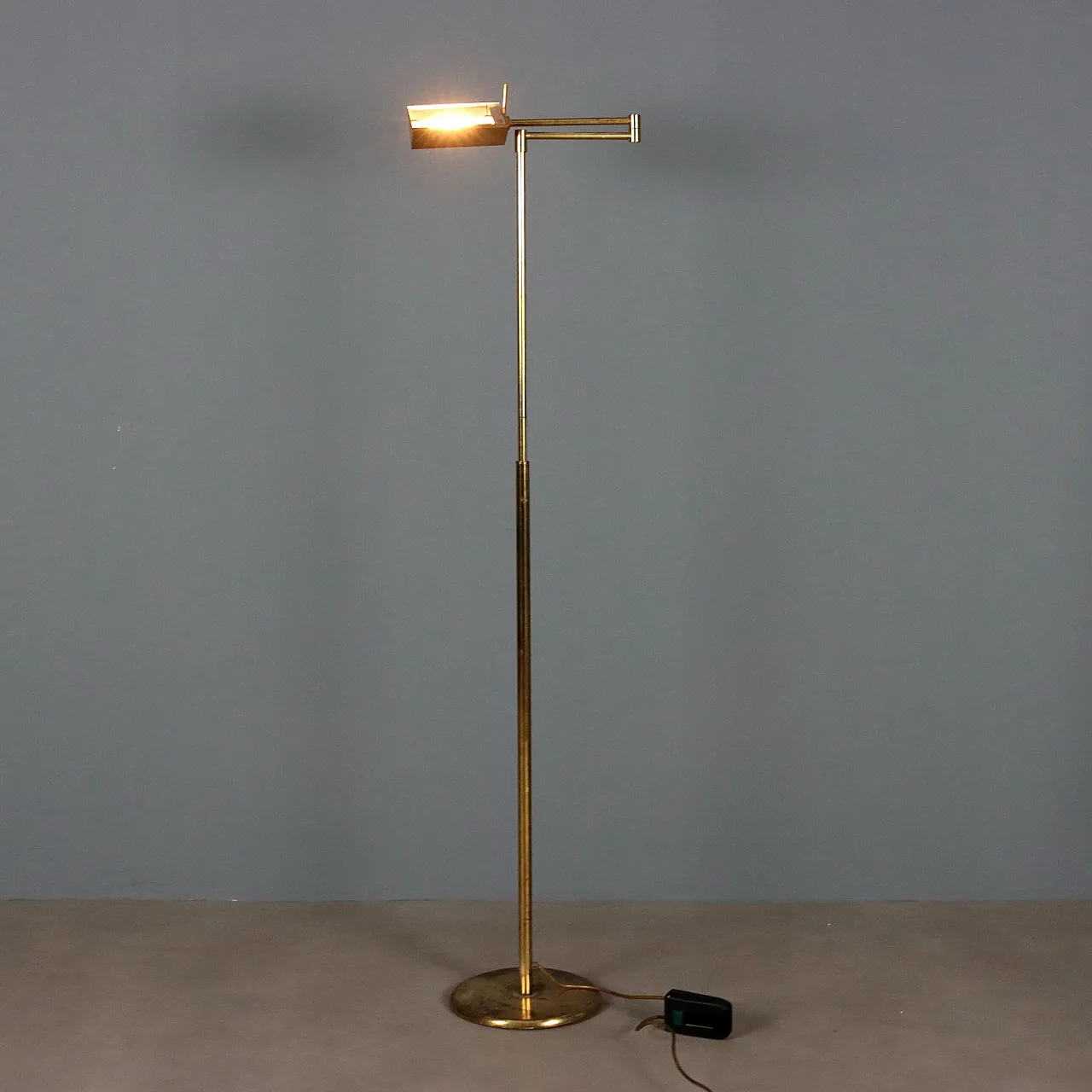 Lampada da terra in ottone, anni '60 1