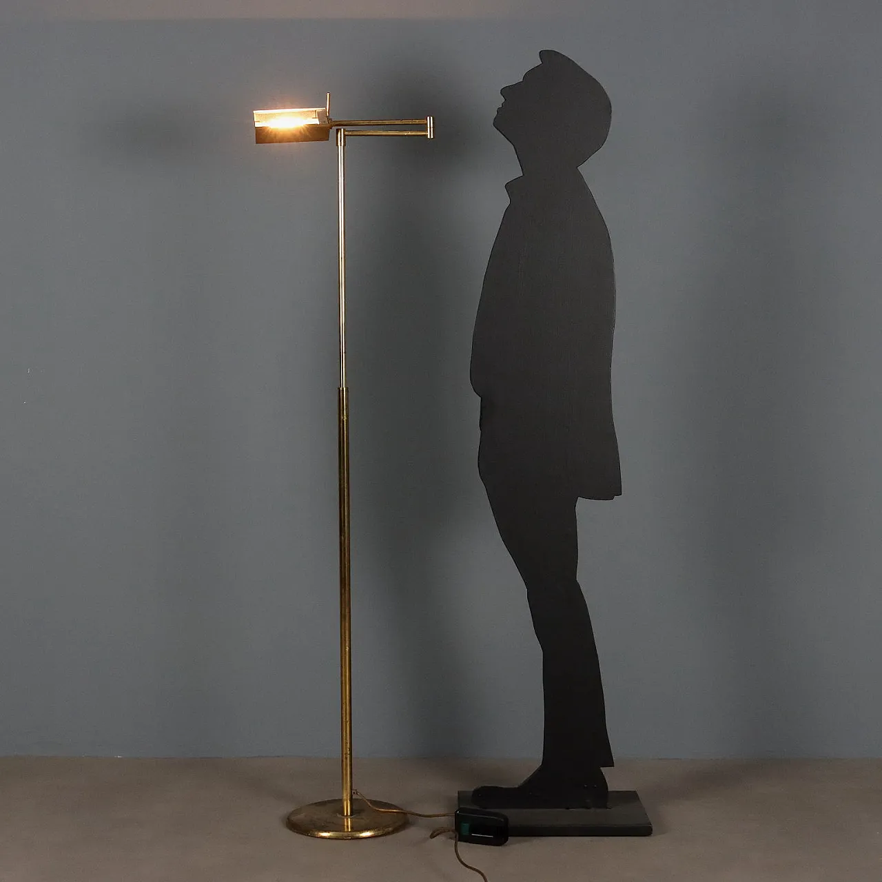 Lampada da terra in ottone, anni '60 3