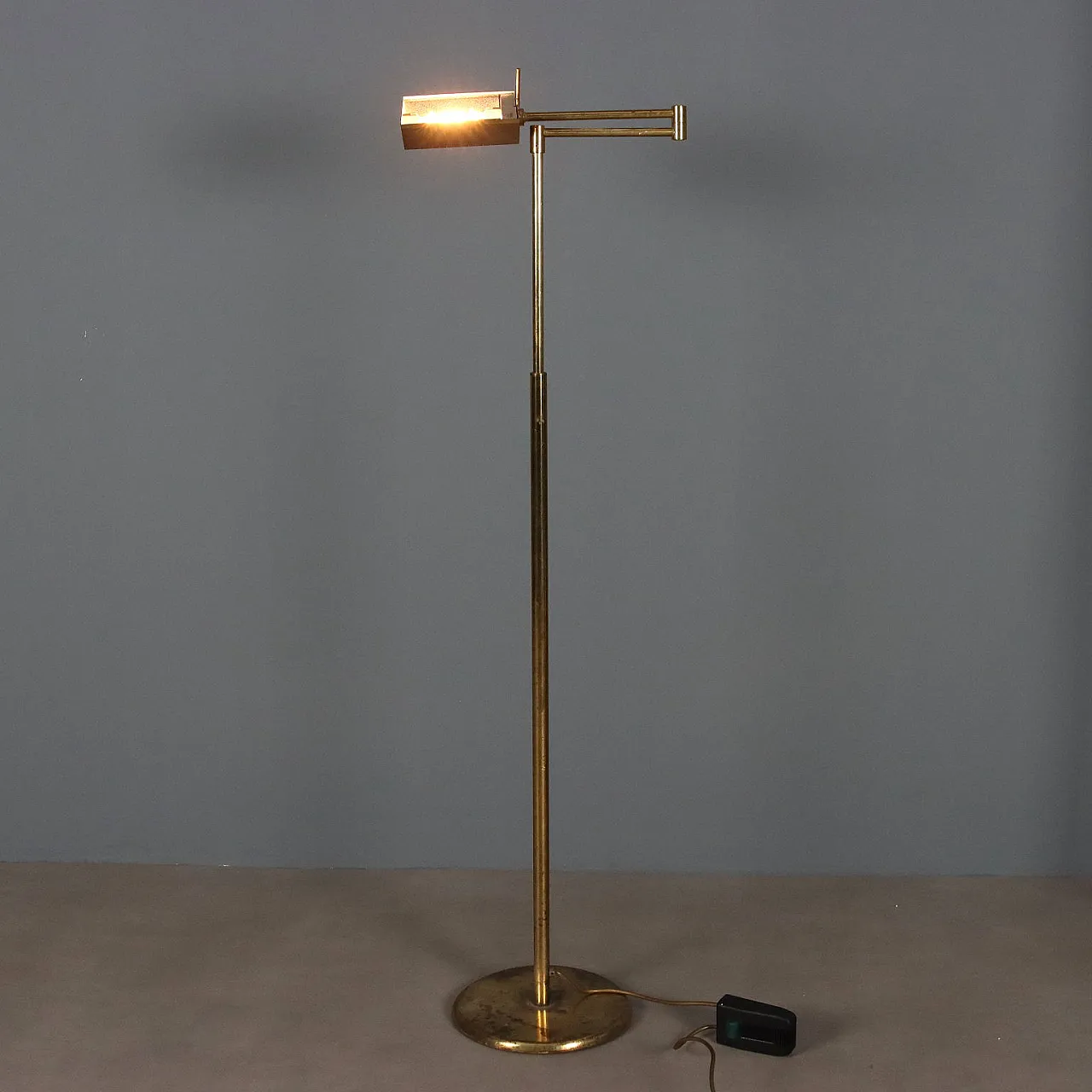 Lampada da terra in ottone, anni '60 5