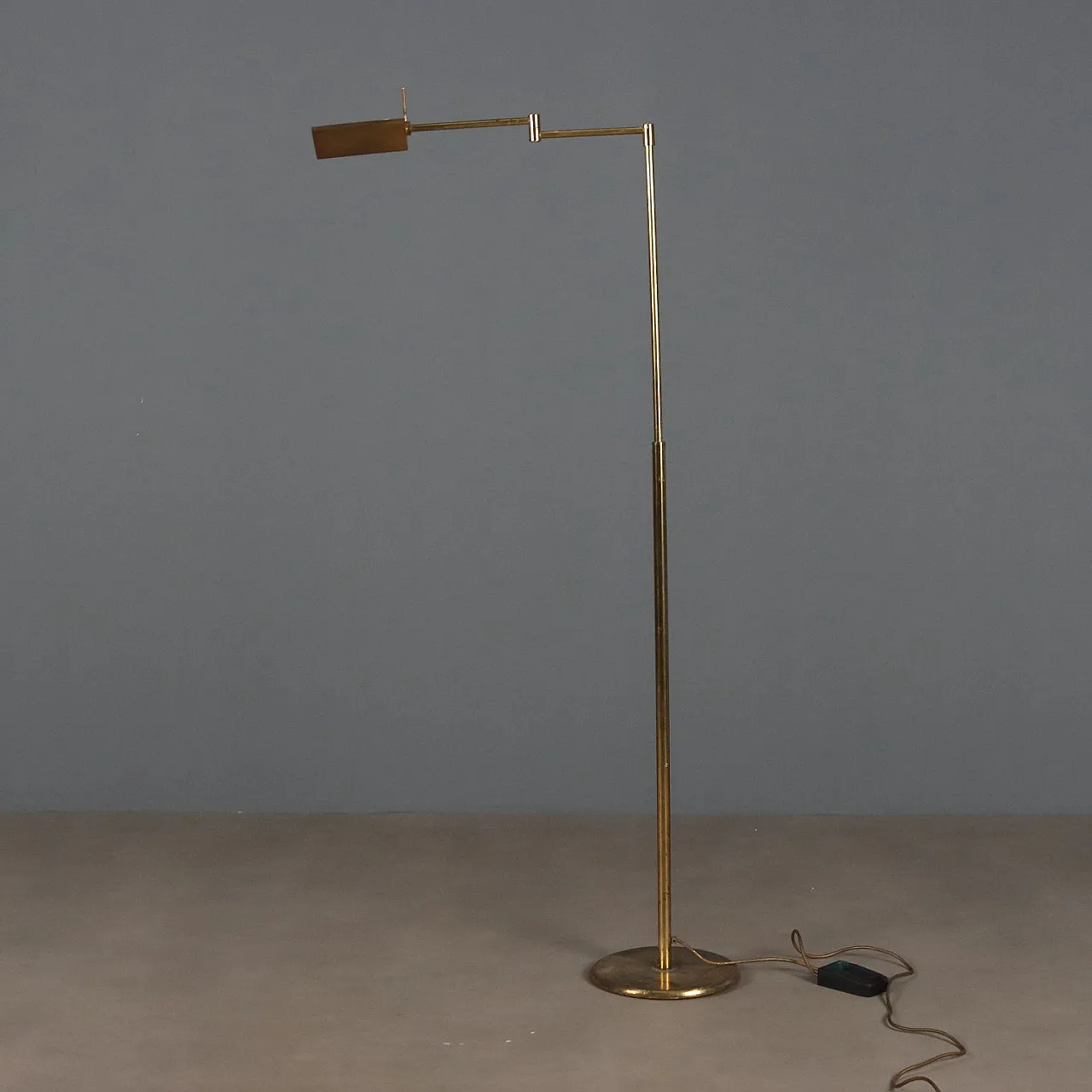 Lampada da terra in ottone, anni '60 6