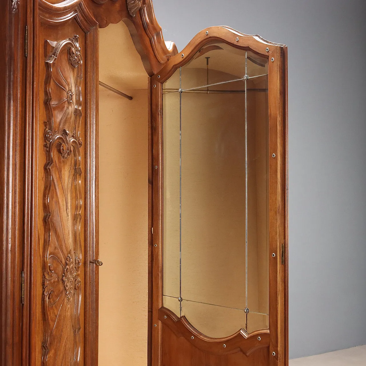 Armadio in legno di noce, metà '900 4