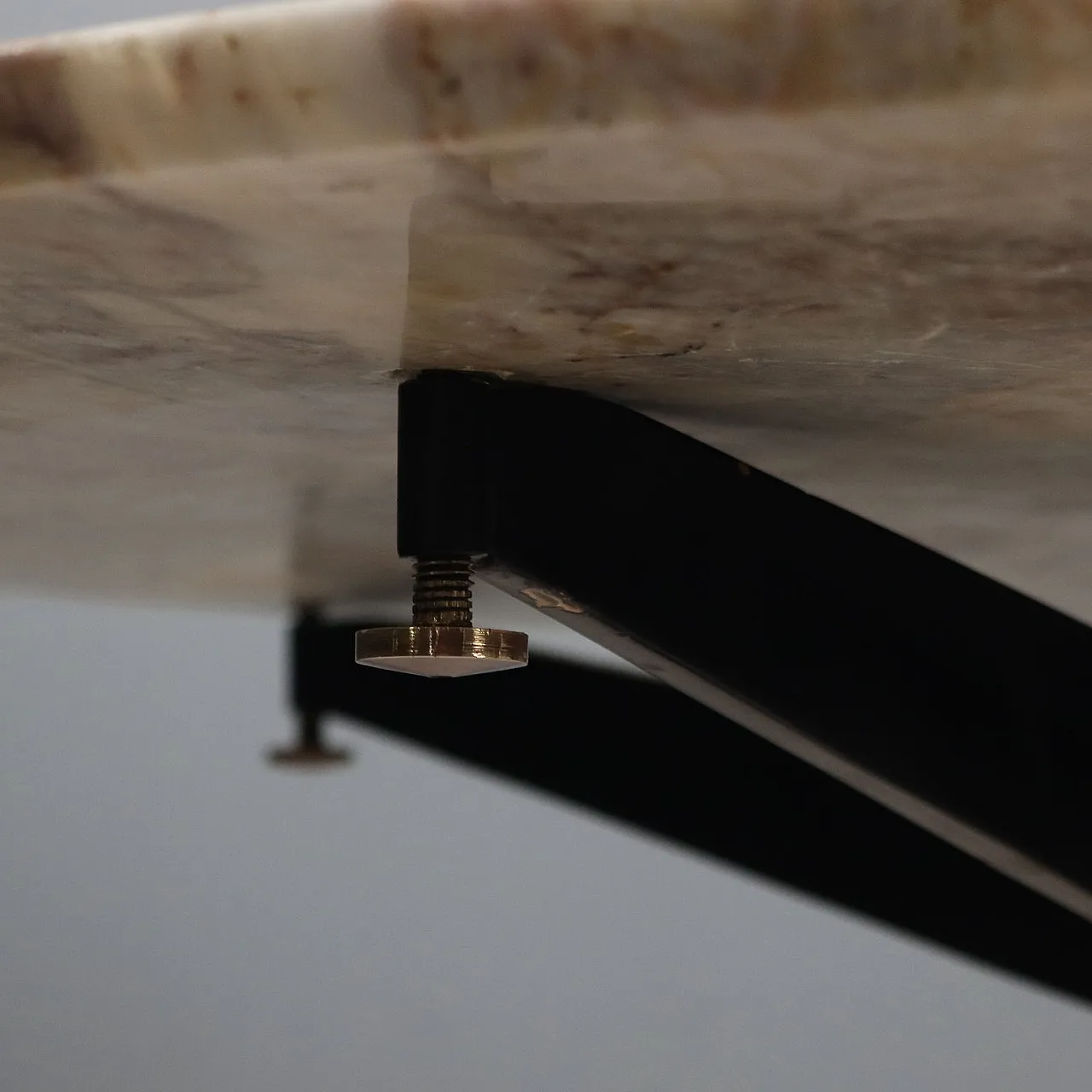 Tavolo in metallo smaltato, piedini in ottone e piano in marmo, '900 5