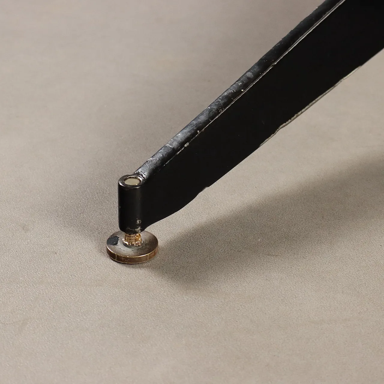 Tavolo in metallo smaltato, piedini in ottone e piano in marmo, '900 7