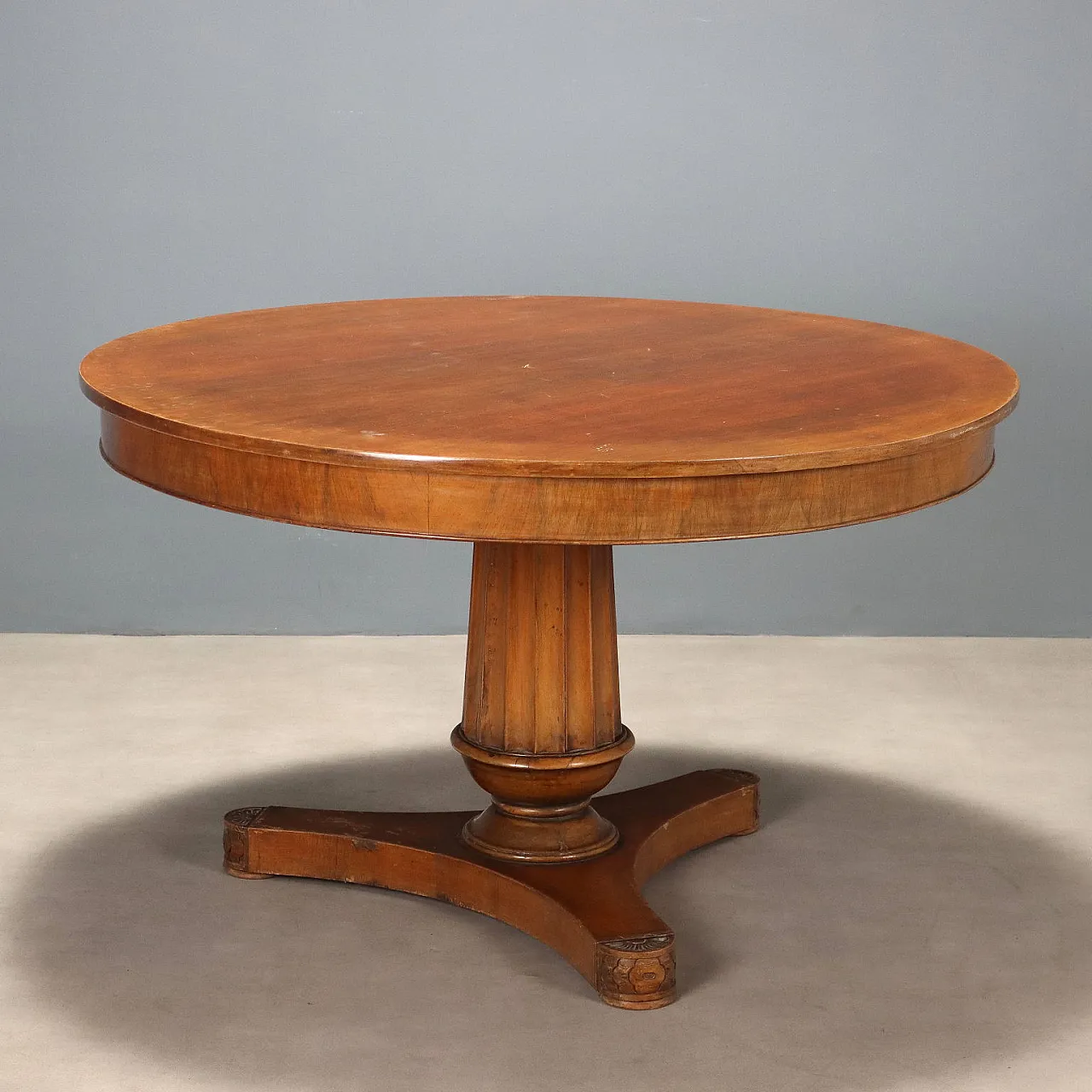 Tavolo tondo in noce, '800 1