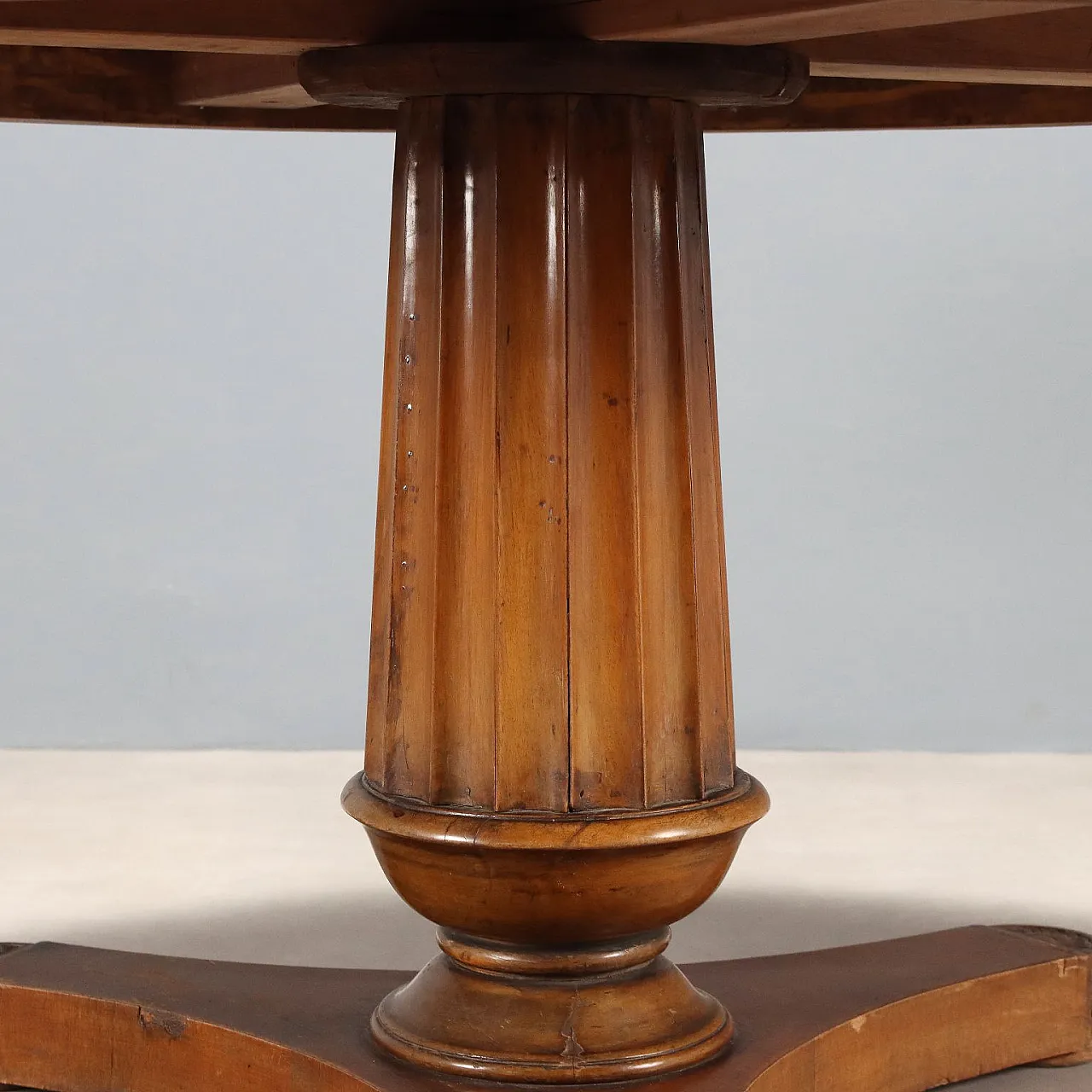Tavolo tondo in noce, '800 5