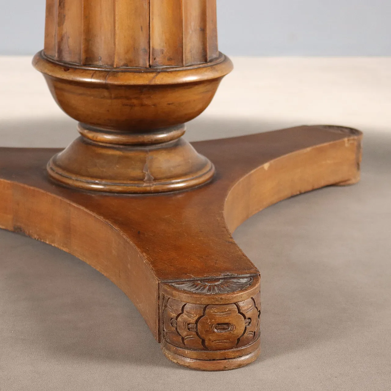 Tavolo tondo in noce, '800 7