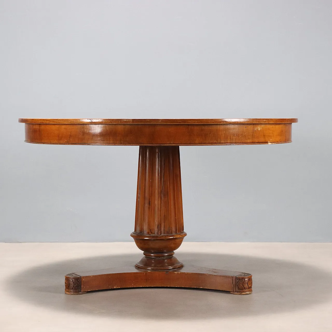 Tavolo tondo in noce, '800 10