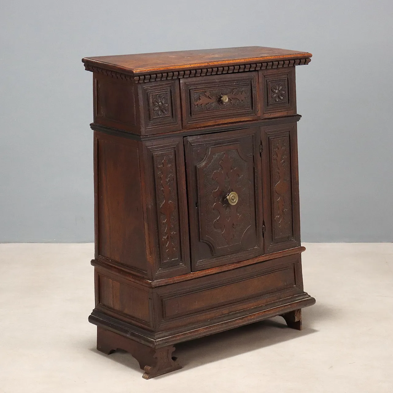 Comodino Barocco in noce, primo '700 1