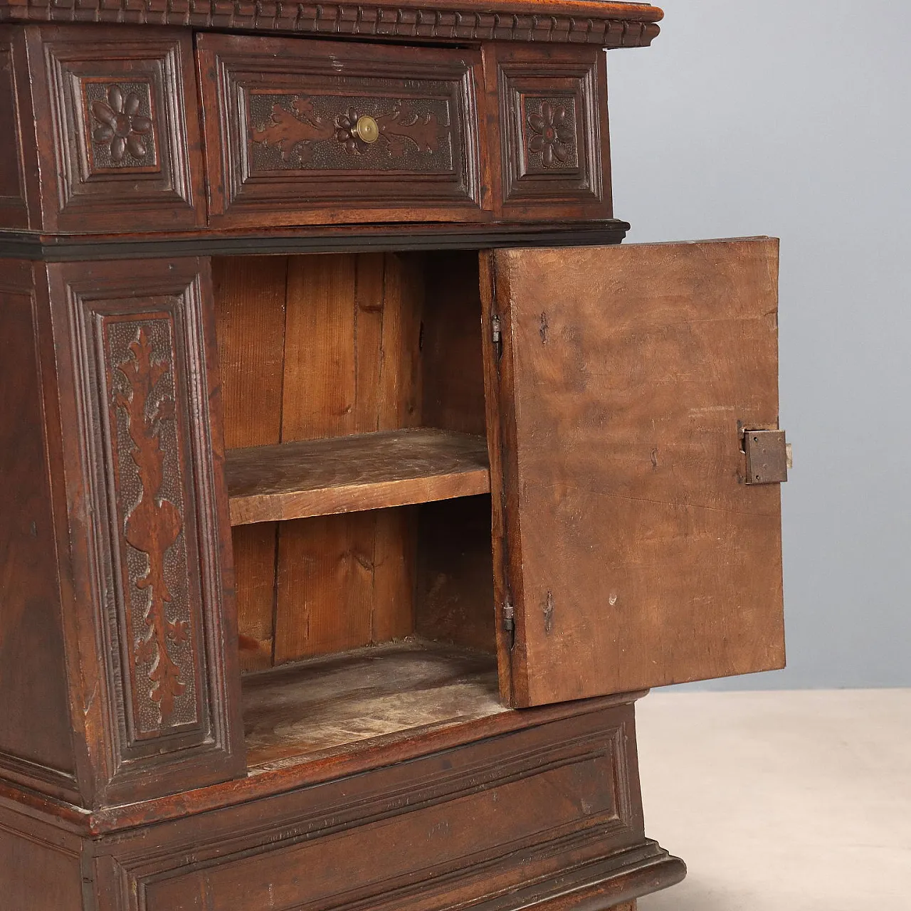 Comodino Barocco in noce, primo '700 4