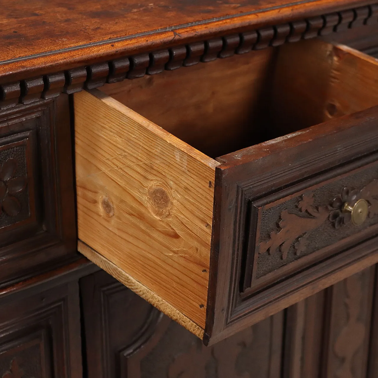 Comodino Barocco in noce, primo '700 6