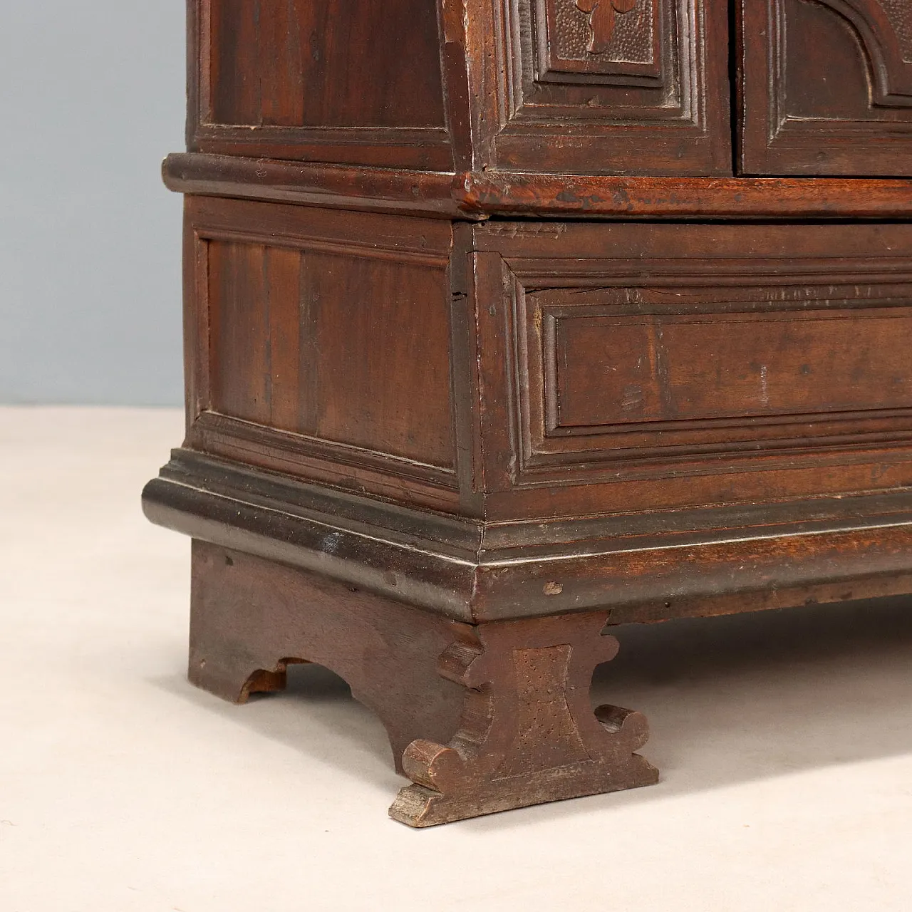 Comodino Barocco in noce, primo '700 7