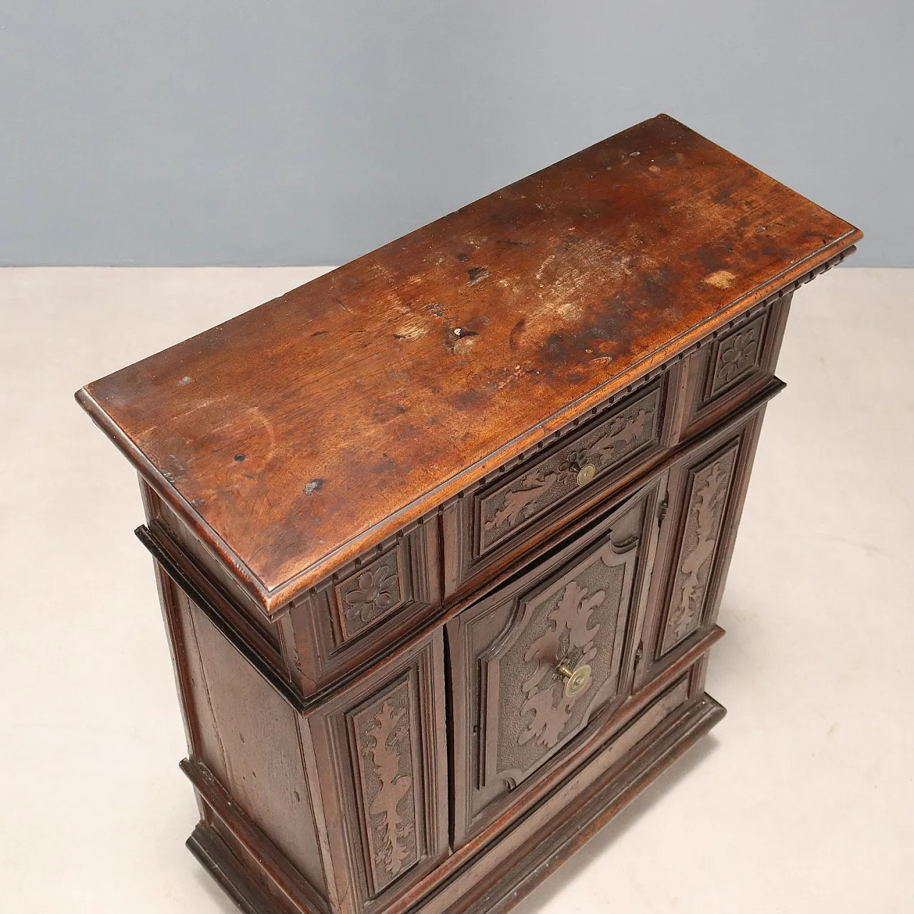 Comodino Barocco in noce, primo '700 8