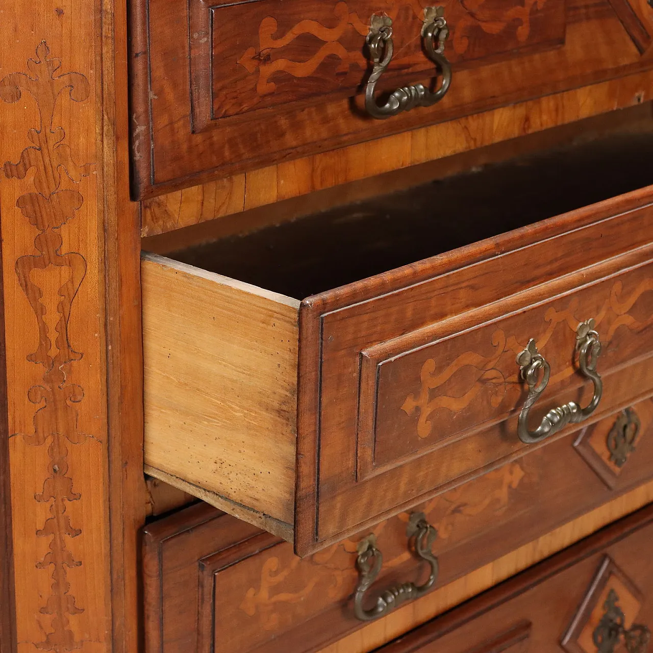 Baroque chest of drawers in walnut and olive tree, 18th century 3