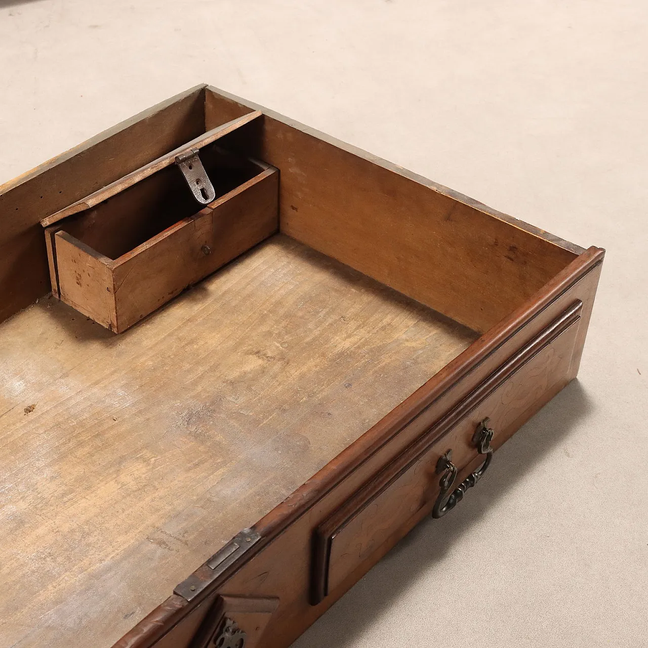 Baroque chest of drawers in walnut and olive tree, 18th century 8