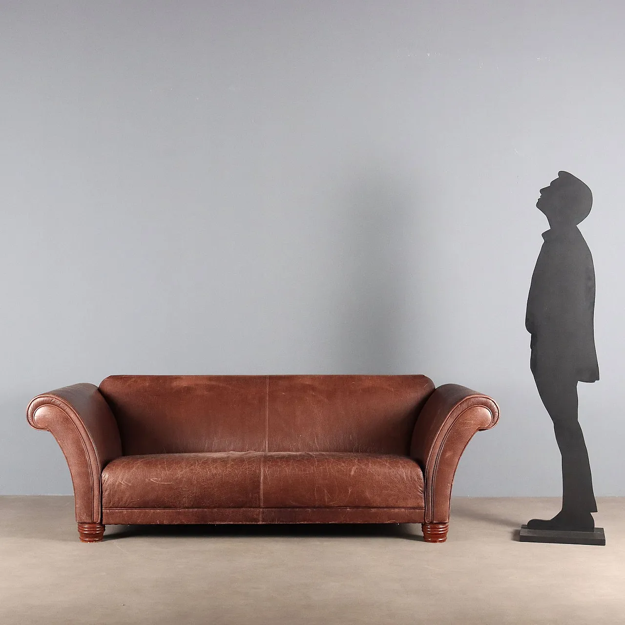Divano in pelle marrone e gambe in rovere tornito tinto, '900 2