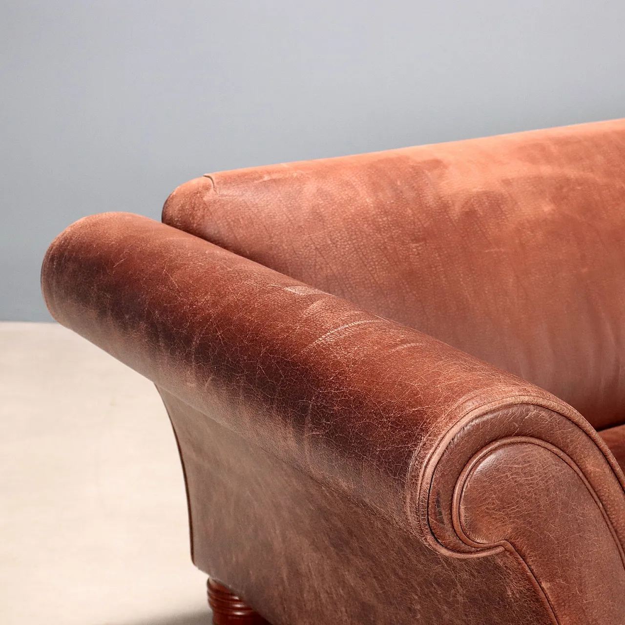 Divano in pelle marrone e gambe in rovere tornito tinto, '900 3