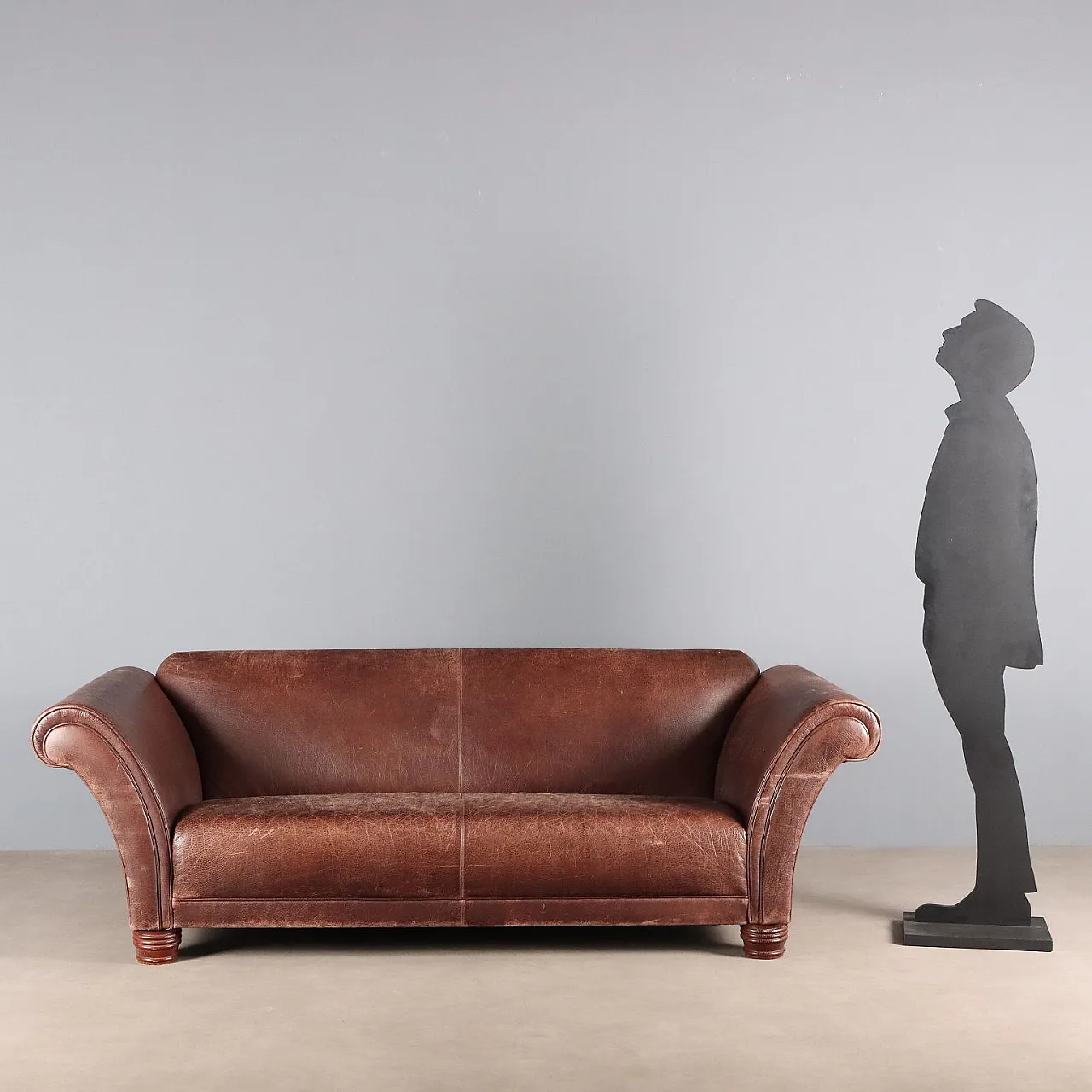 Divano in pelle marrone e gambe in rovere tornito tinto, '900 3
