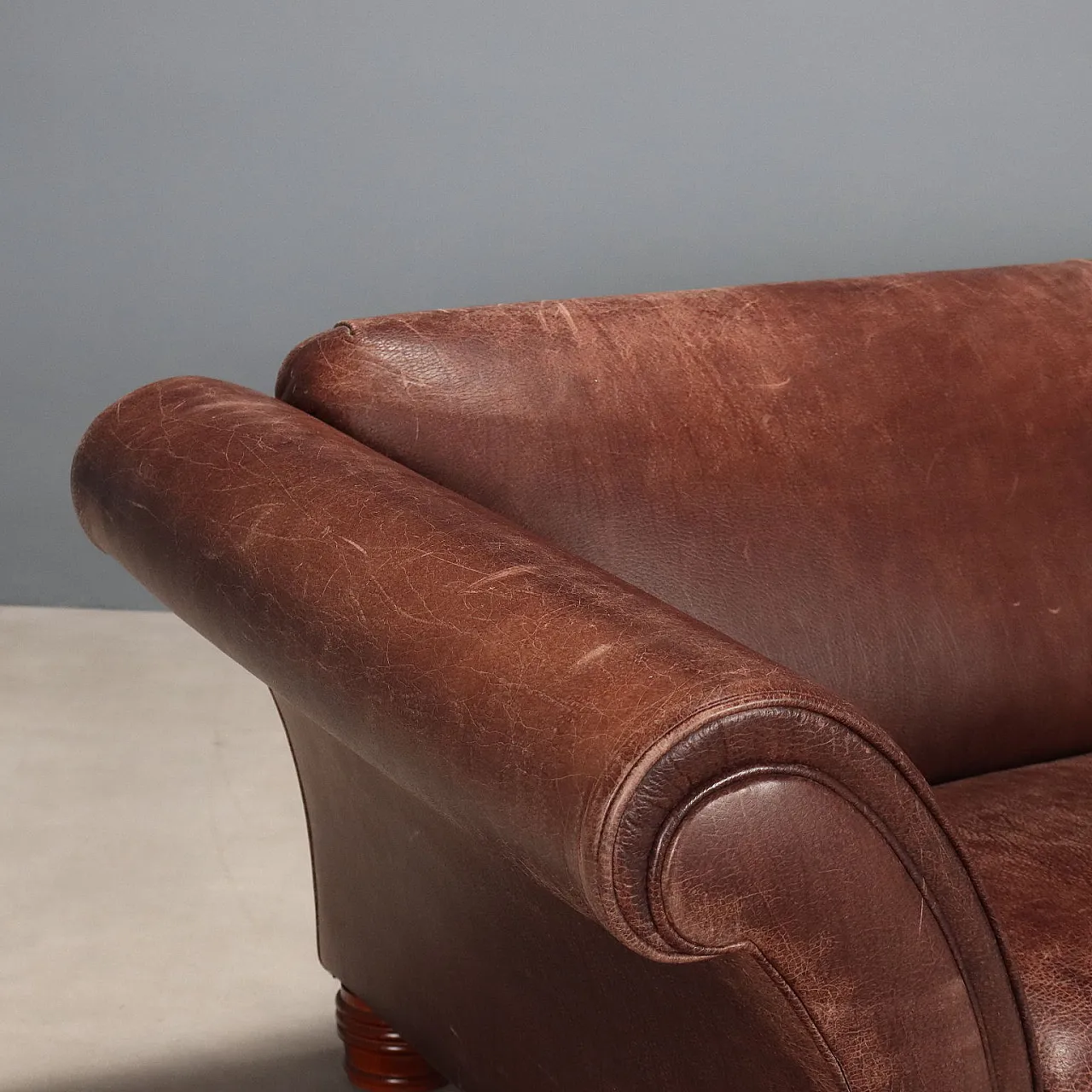 Divano in pelle marrone e gambe in rovere tornito tinto, '900 4