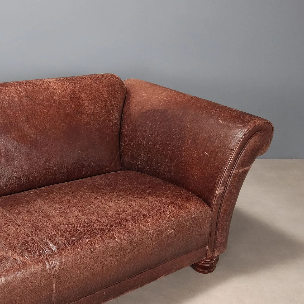 Divano in pelle marrone e gambe in rovere tornito tinto, '900 5