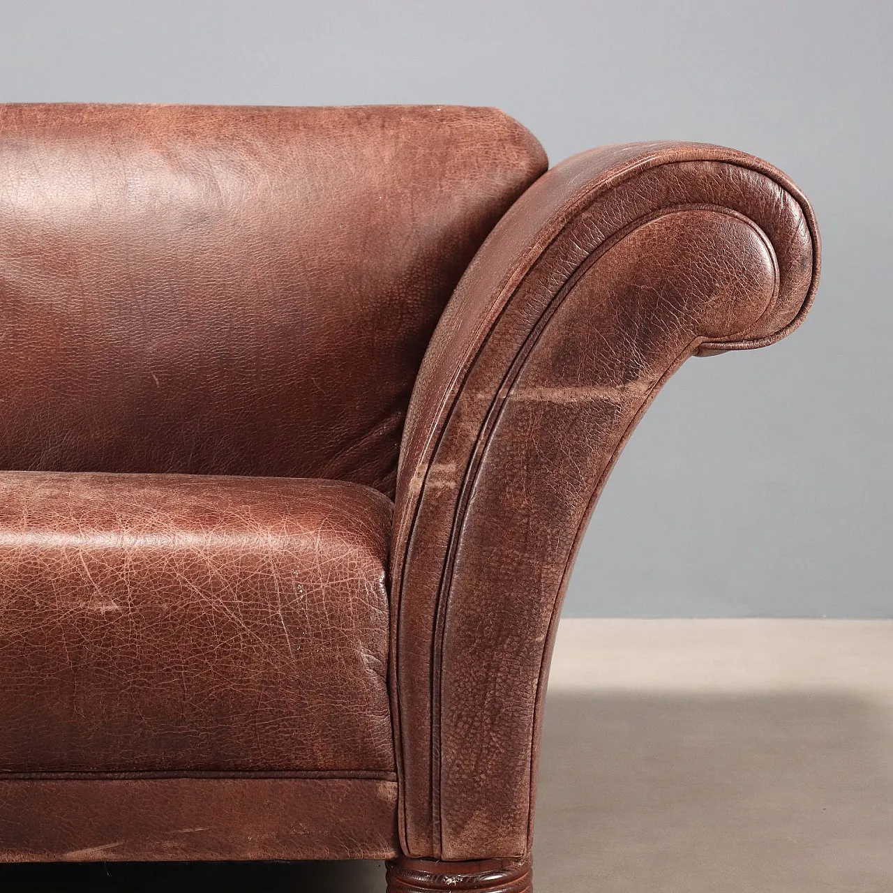 Divano in pelle marrone e gambe in rovere tornito tinto, '900 6