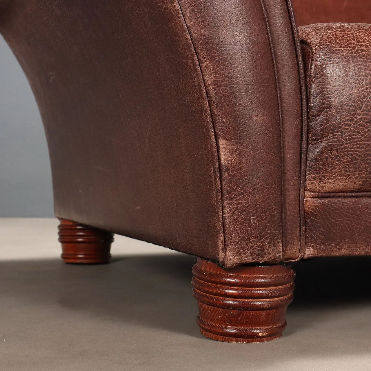 Divano in pelle marrone e gambe in rovere tornito tinto, '900 7