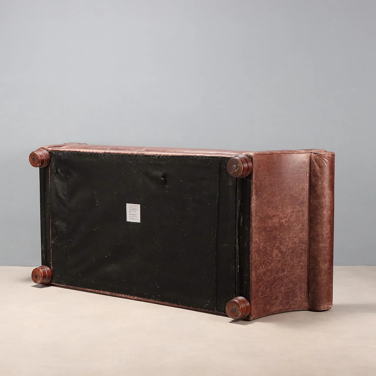 Divano in pelle marrone e gambe in rovere tornito tinto, '900 10