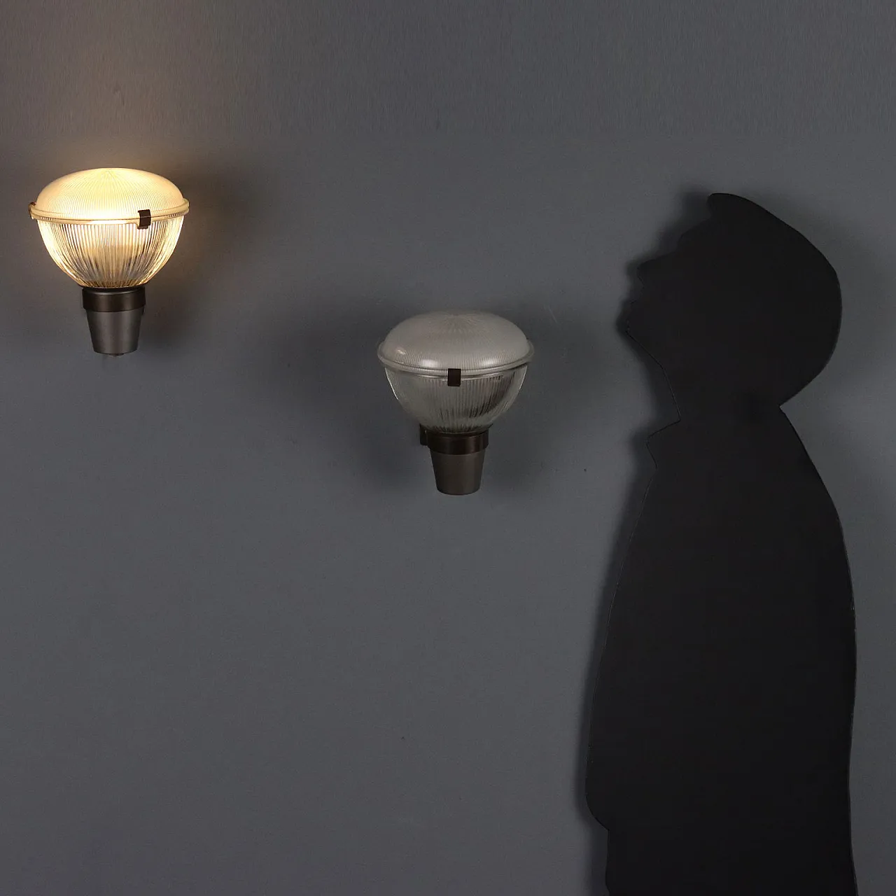 Coppia di appliques con montatura in ottone e diffusore in vetro, '900 3