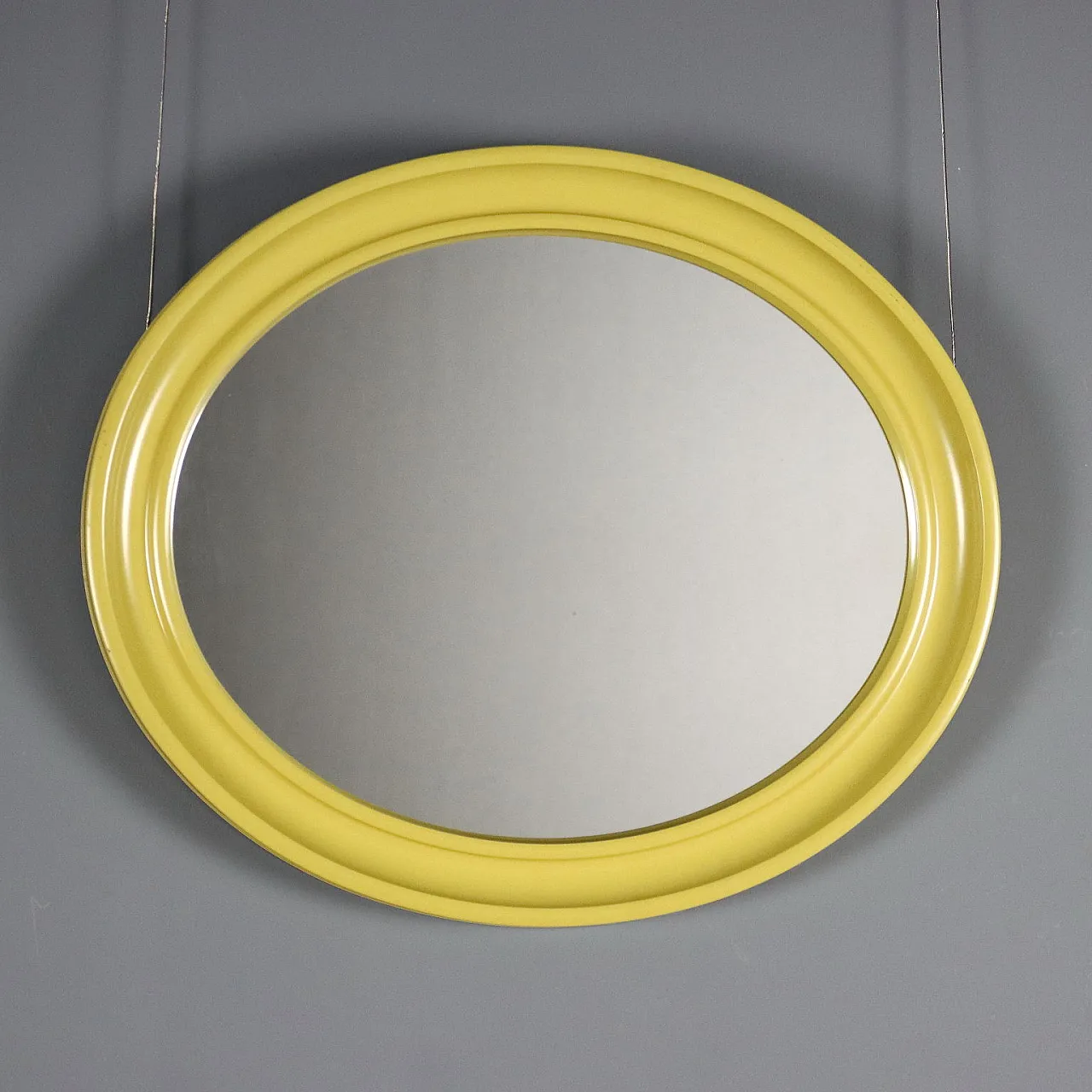 Specchio da parete ellittico con cornice in plastica, '900 1