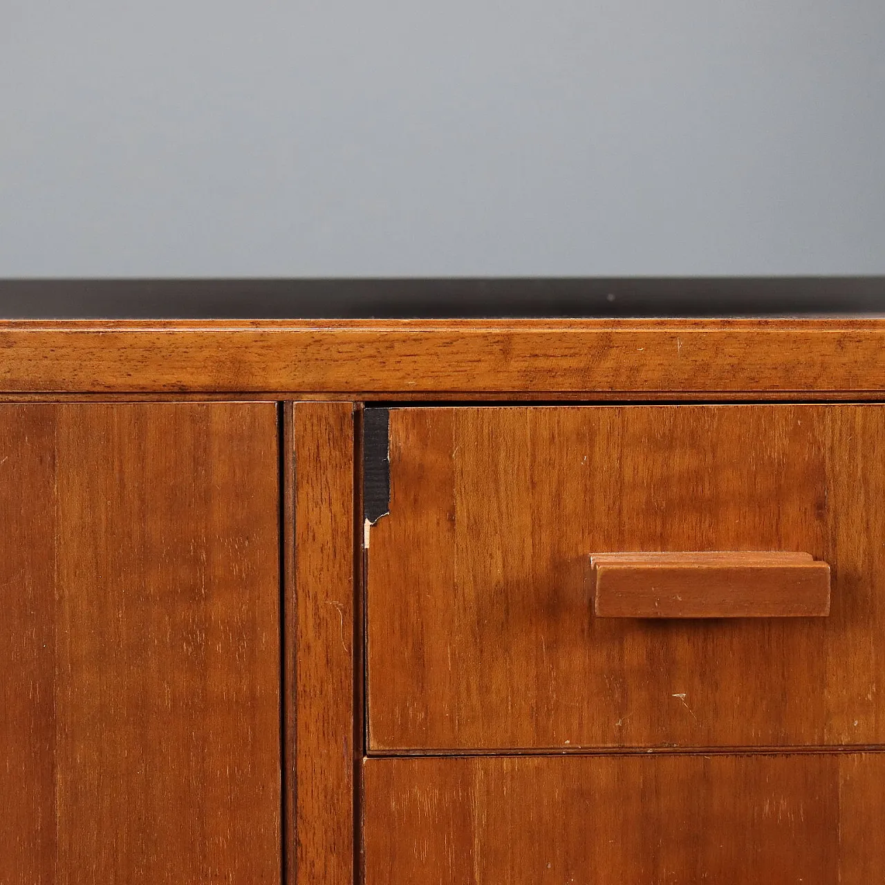 Credenza lastronata in noce tanganica e metallo smaltato nero, '900 7