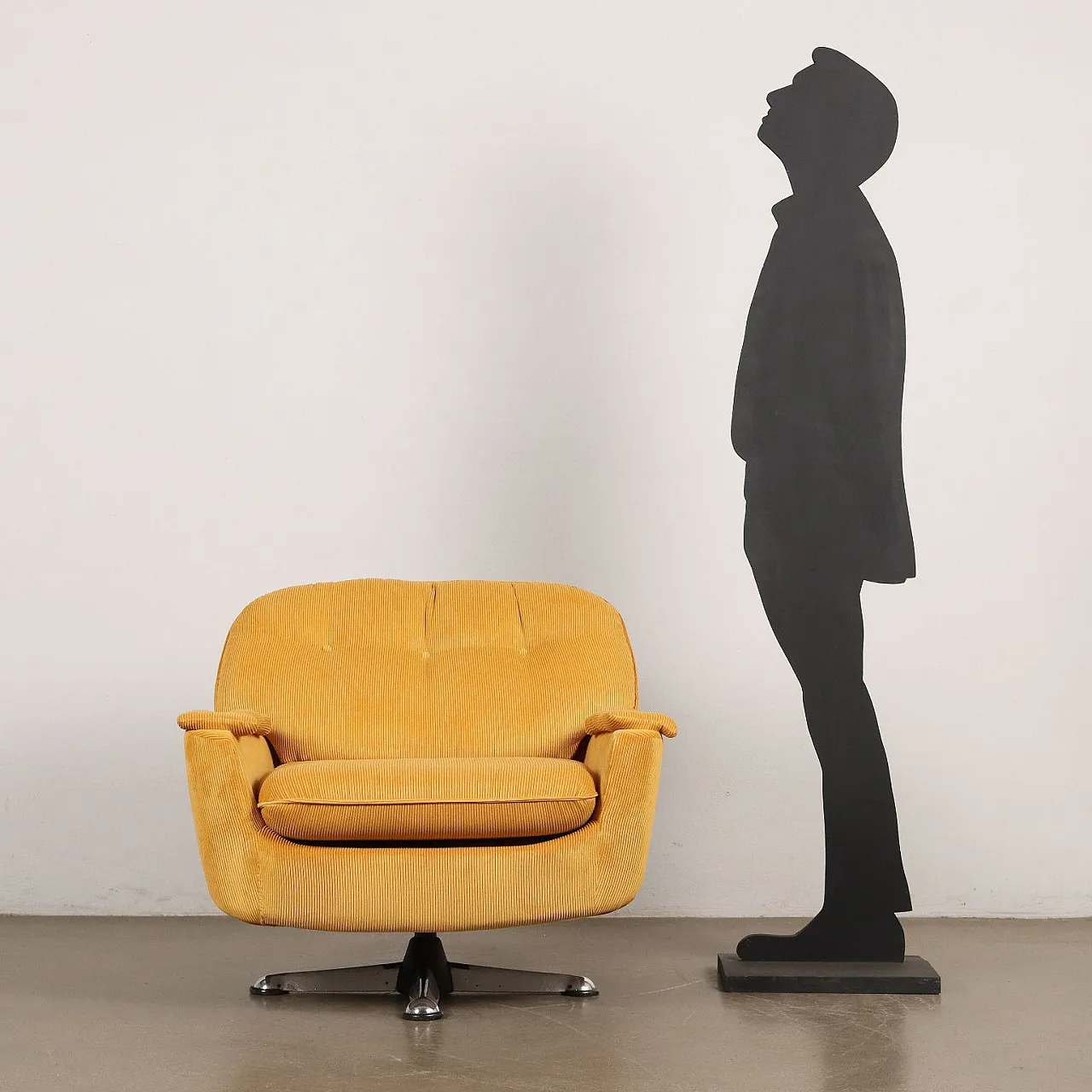 Poltrona rivestita in velluto giallo e base in metallo, anni '70 3