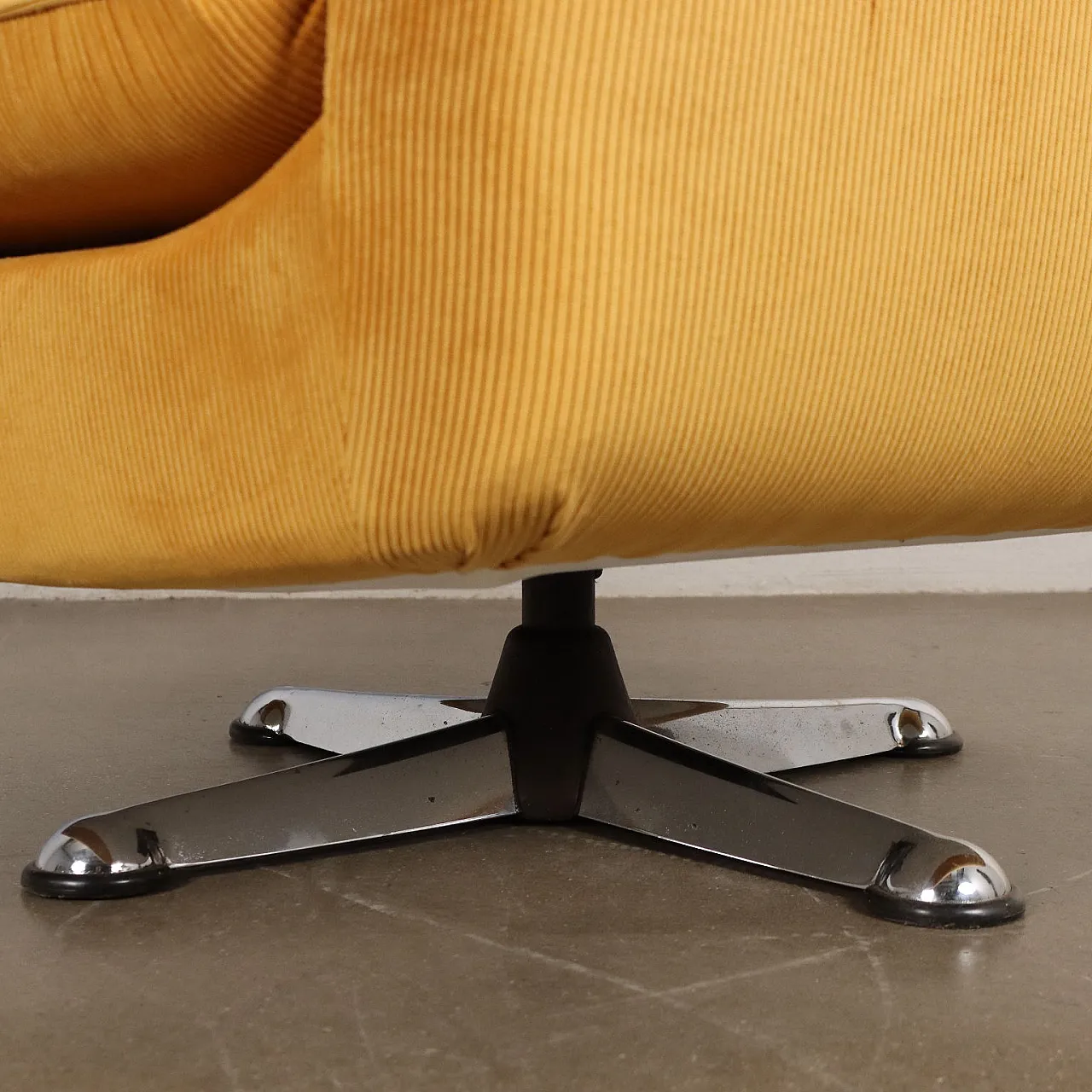 Poltrona rivestita in velluto giallo e base in metallo, anni '70 5