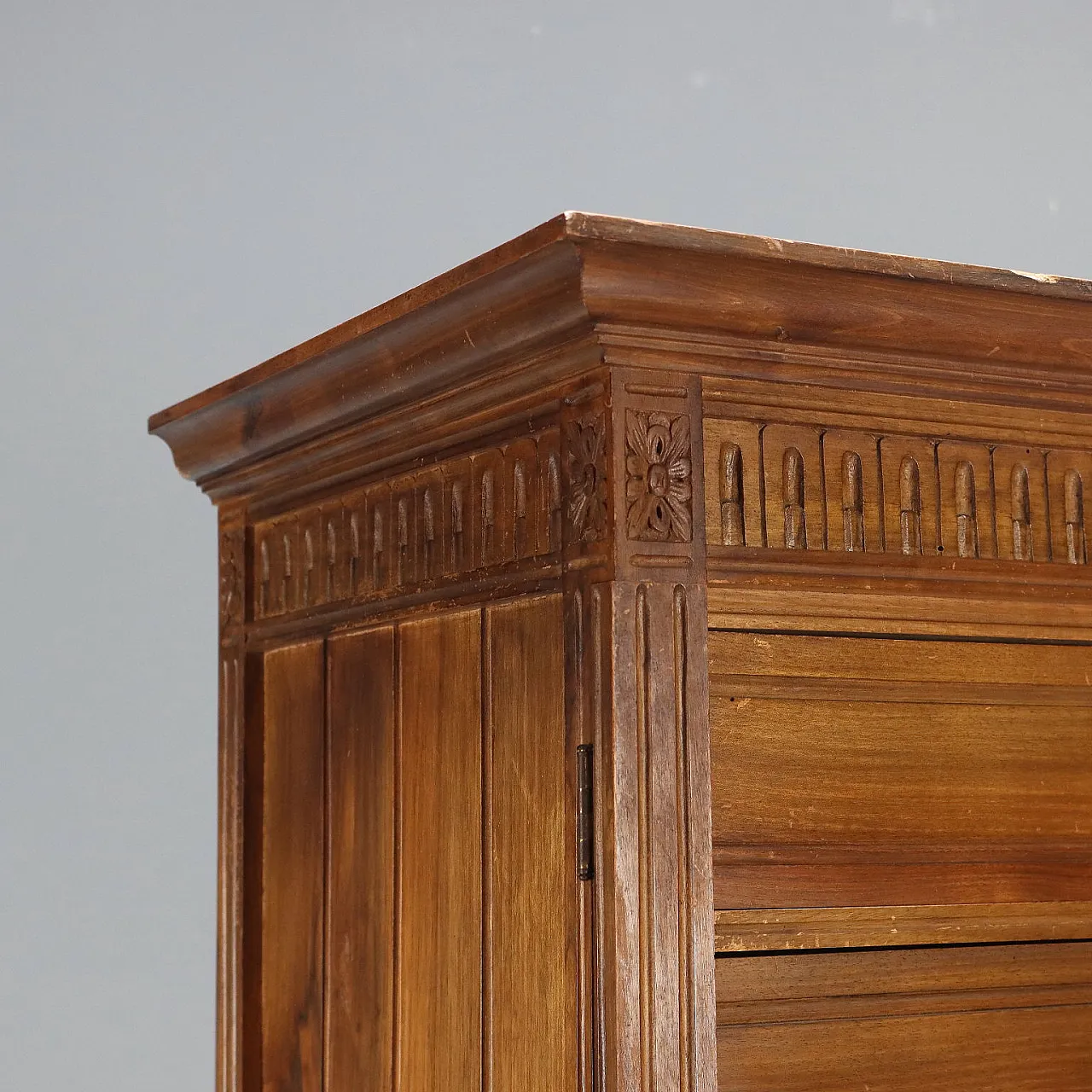 Walnut and beech chest of drawers, early 20th century 5