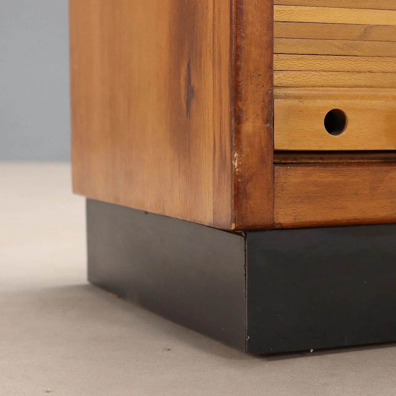 Mobile in legno impiallacciato noce e piano in formica nera, '900 8