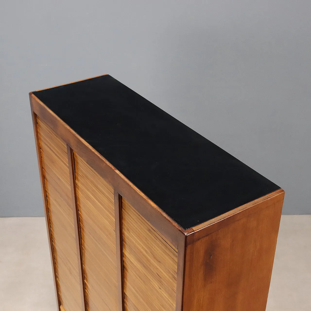 Mobile in legno impiallacciato noce e piano in formica nera, '900 9