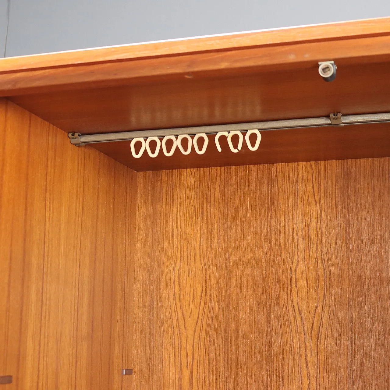 Armadio in impiallacciatura di teak con inserti in legno tinto, '900 4