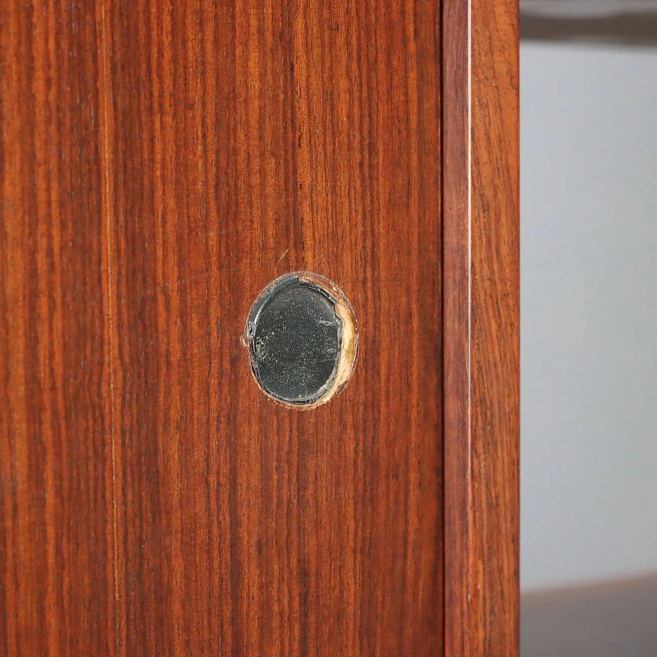 Libreria con impiallacciatura di legno esotico e ottone, '900 9