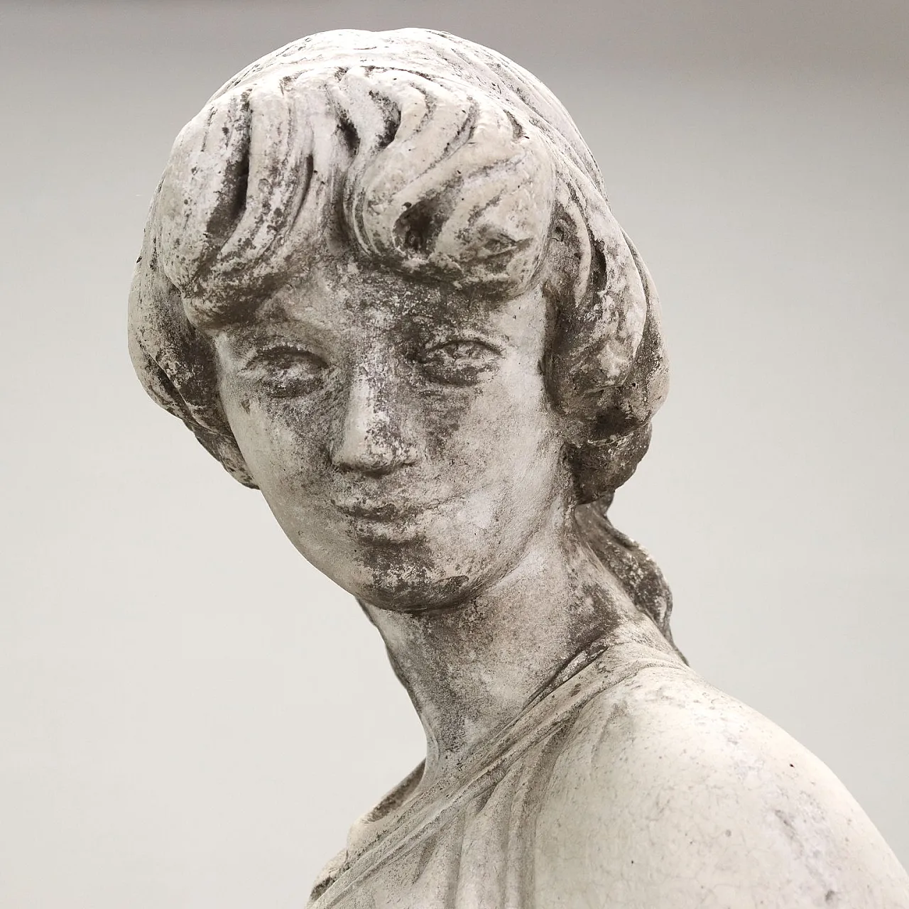 Scultura di donna con anfore in graniglia, inizio '900 3