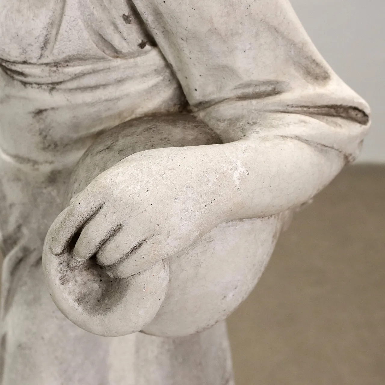 Scultura di donna con anfore in graniglia, inizio '900 4