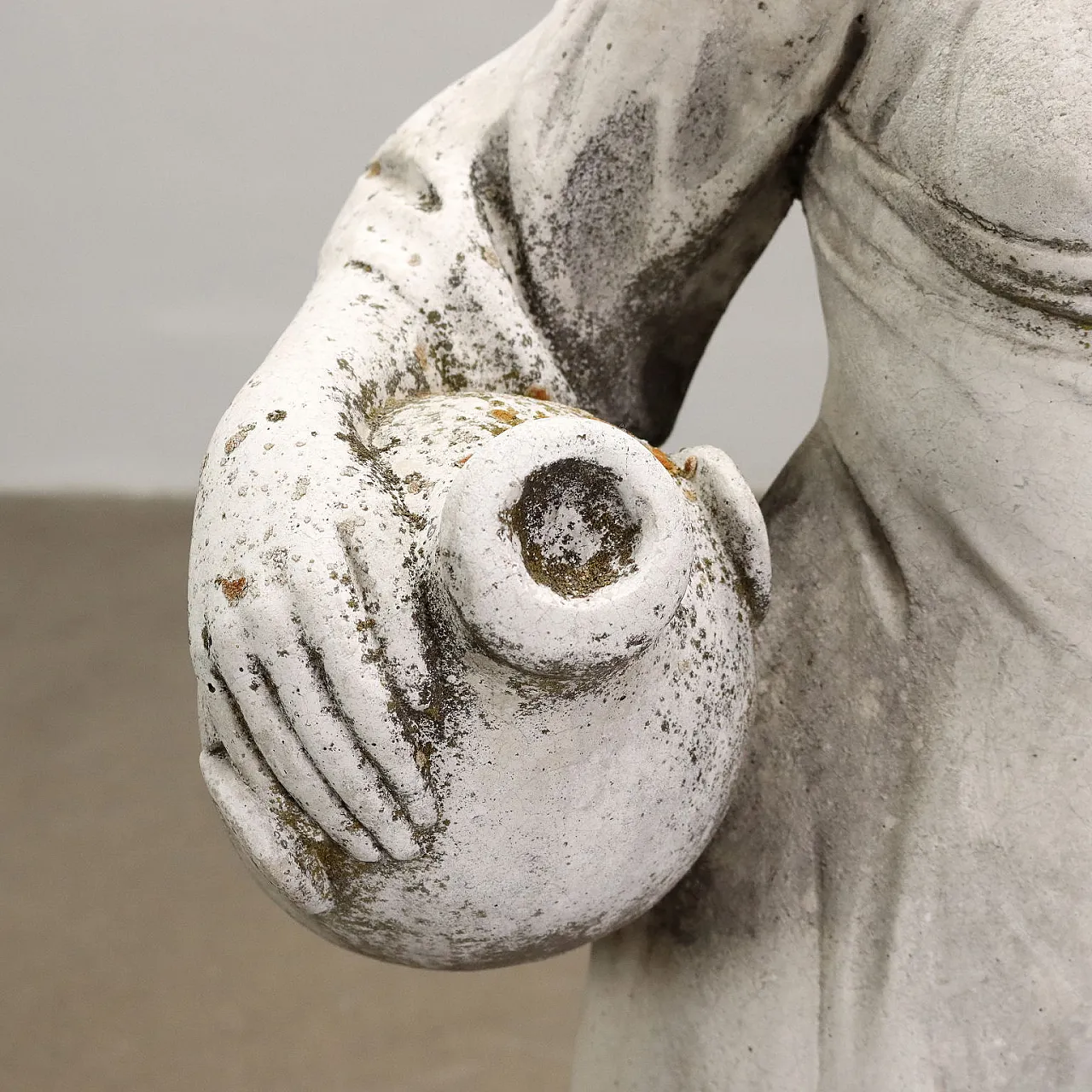 Scultura di donna con anfore in graniglia, inizio '900 5