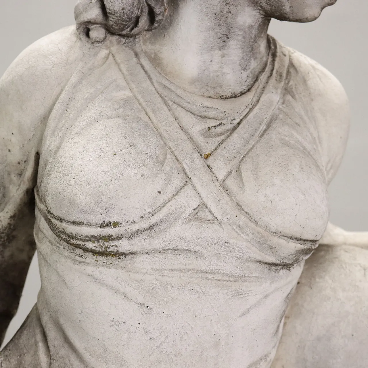Scultura di donna con anfore in graniglia, inizio '900 6